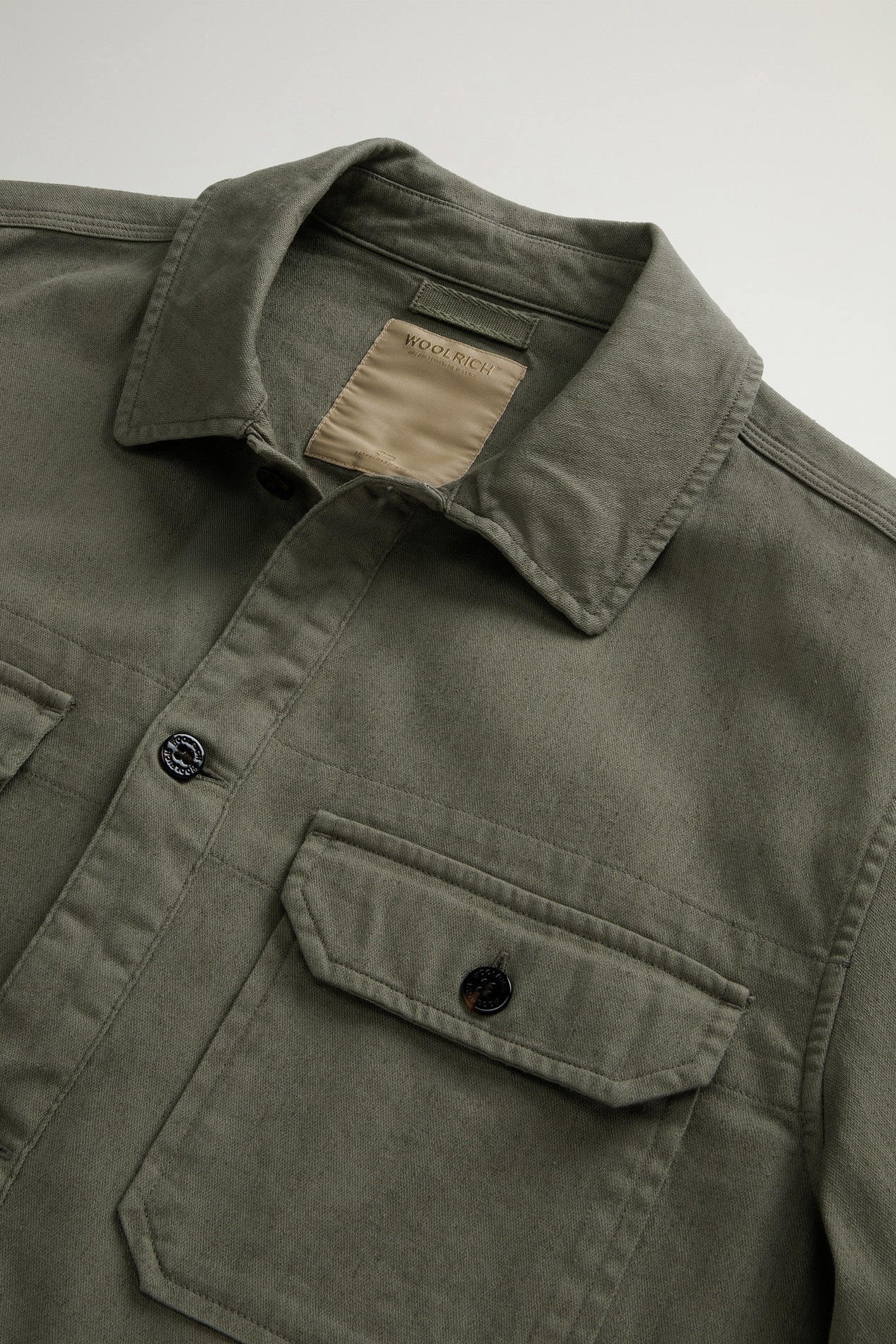 Garment-Dyed Safari Overshirt in Cotton and Linen Blend Green photo 6 | Woolrich