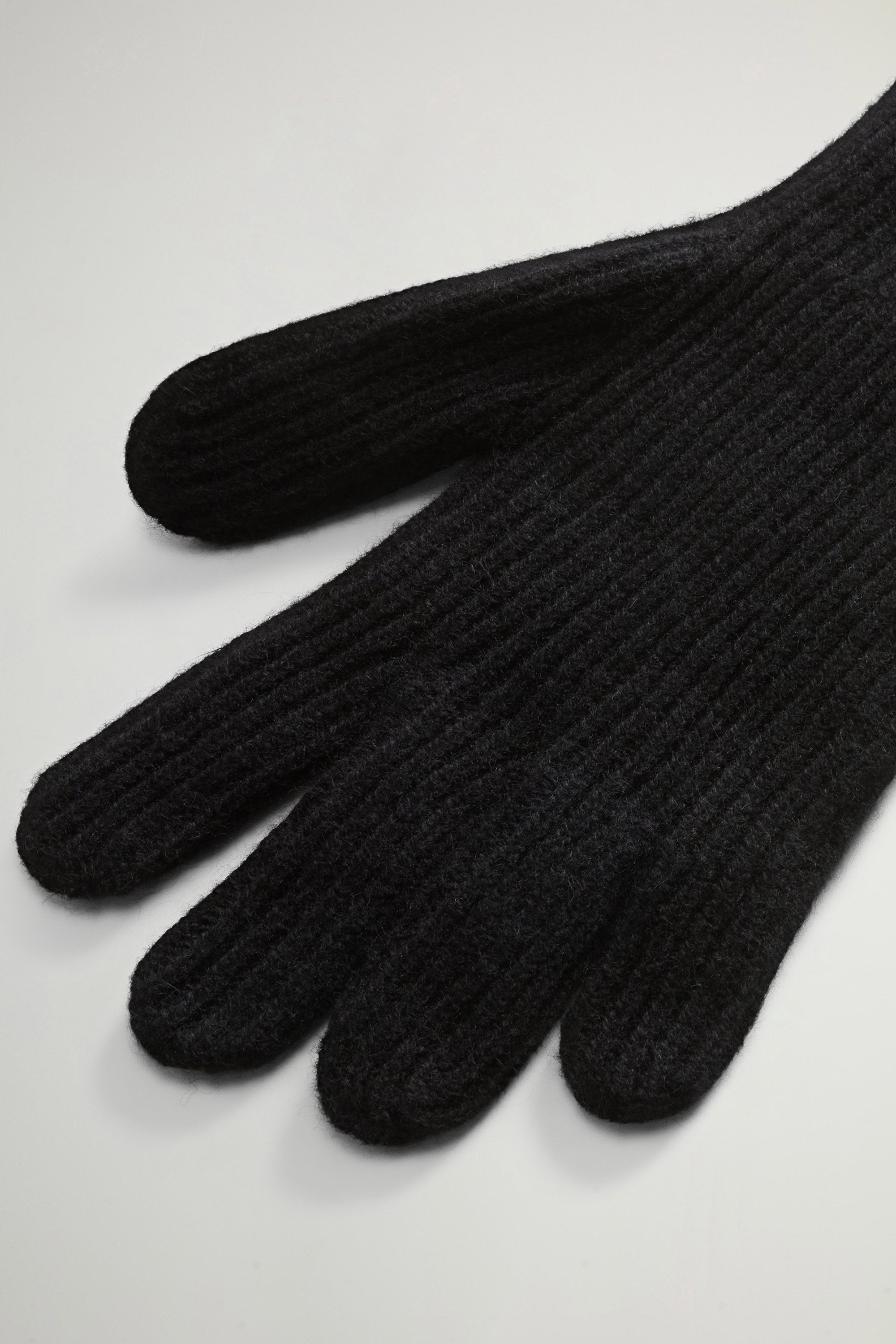 Ribbed Gloves in Pure Cashmere Black photo 2 | Woolrich
