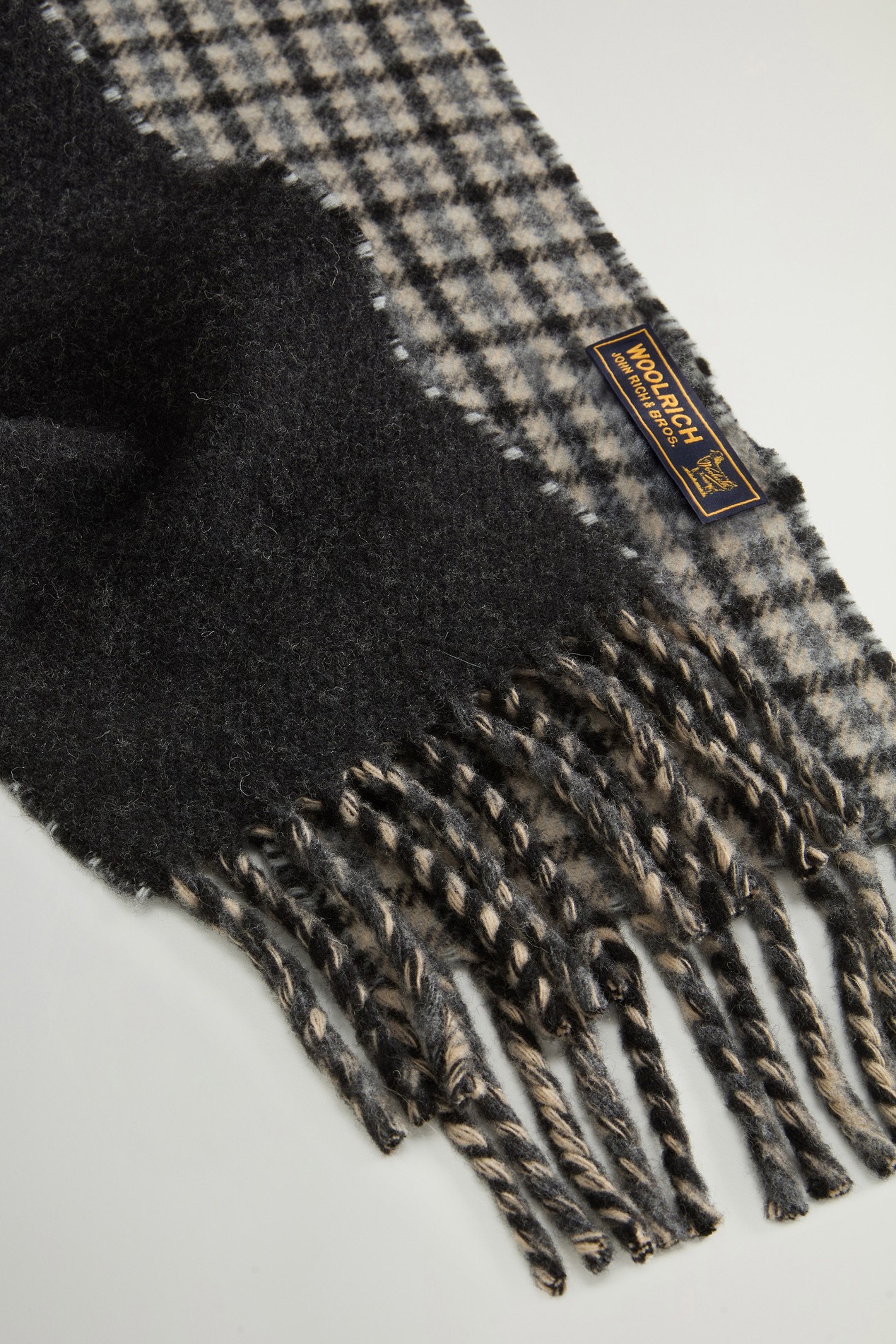 Scarf in Pure Wool with Checked Pattern Gray photo 3 | Woolrich