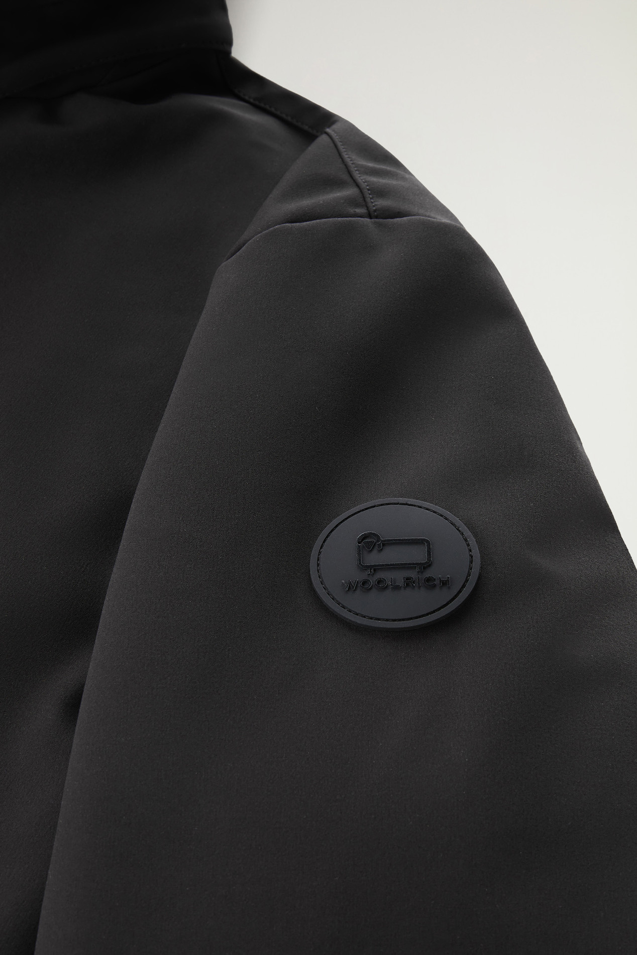 Barrow Mac Coat in Tech Softshell Black photo 4 | Woolrich