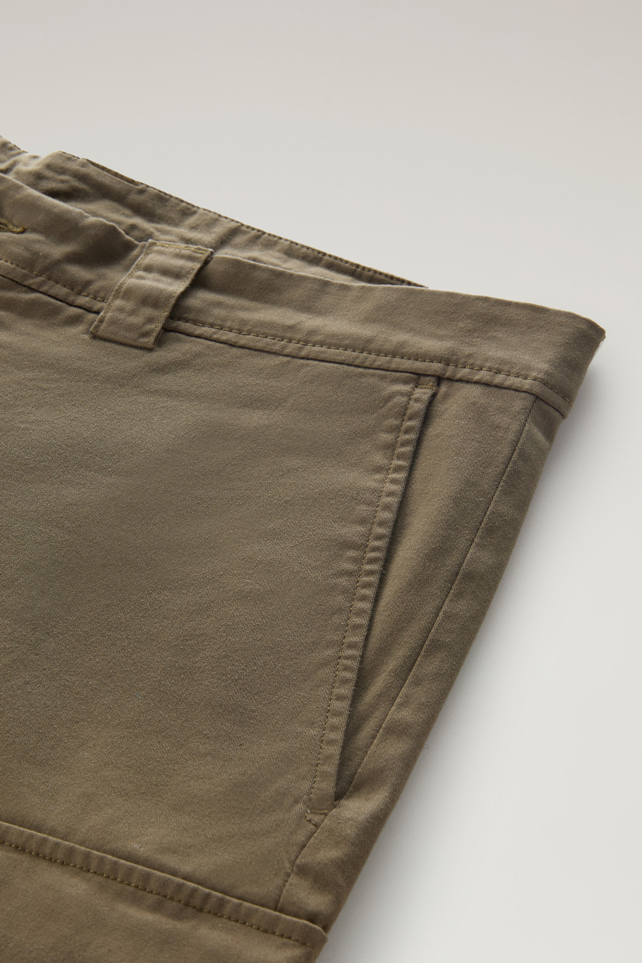 Garment-Dyed Cargo Shorts in Stretch Cotton Green photo 3 | Woolrich
