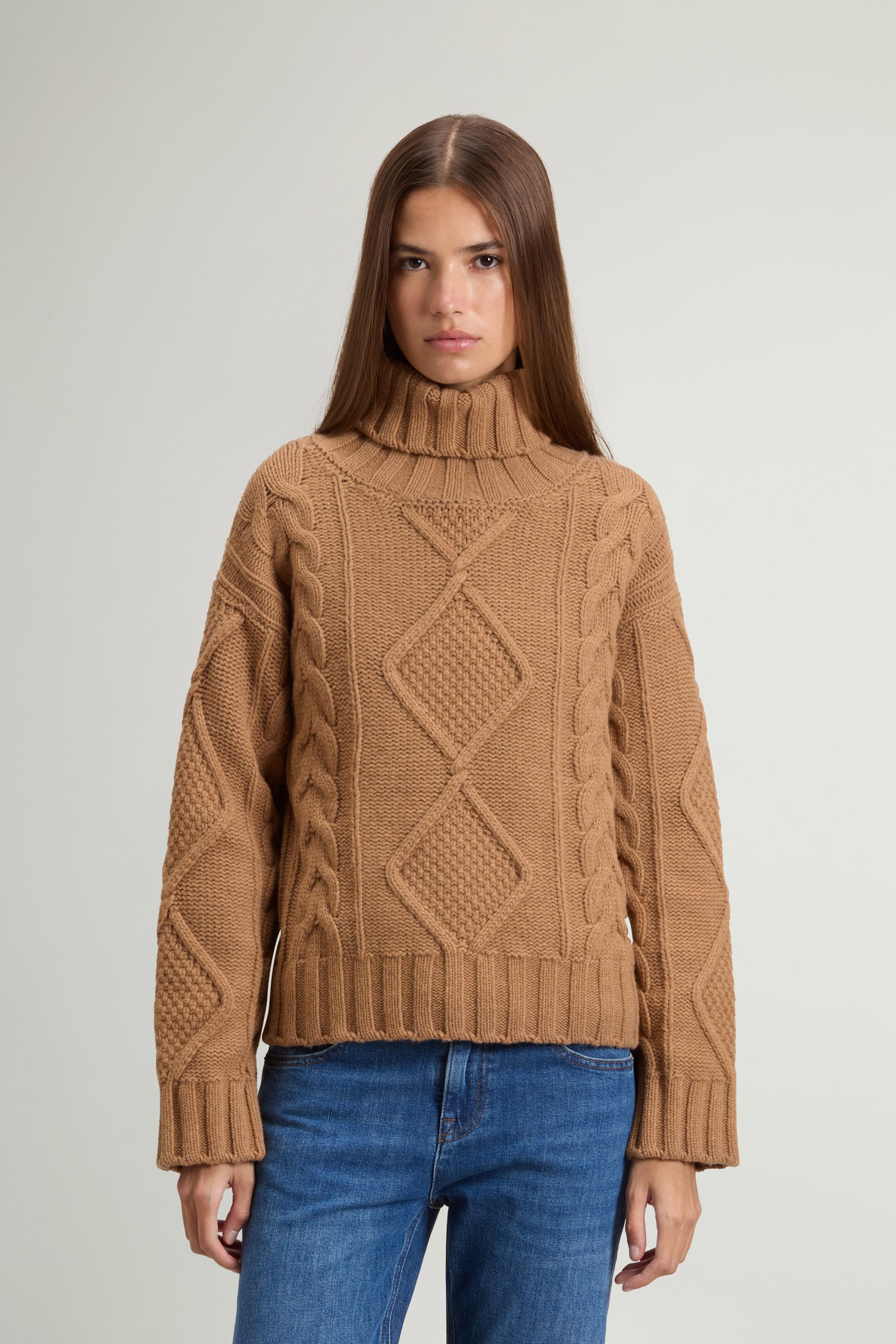 Rollkragenpullover aus einer Wollmischung mit Zopf- und Rautenmuster Beige photo 1 | Woolrich