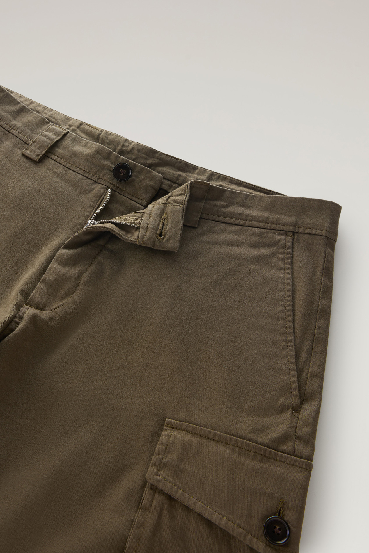 Garment-Dyed Cargo Shorts in Stretch Cotton Green photo 2 | Woolrich