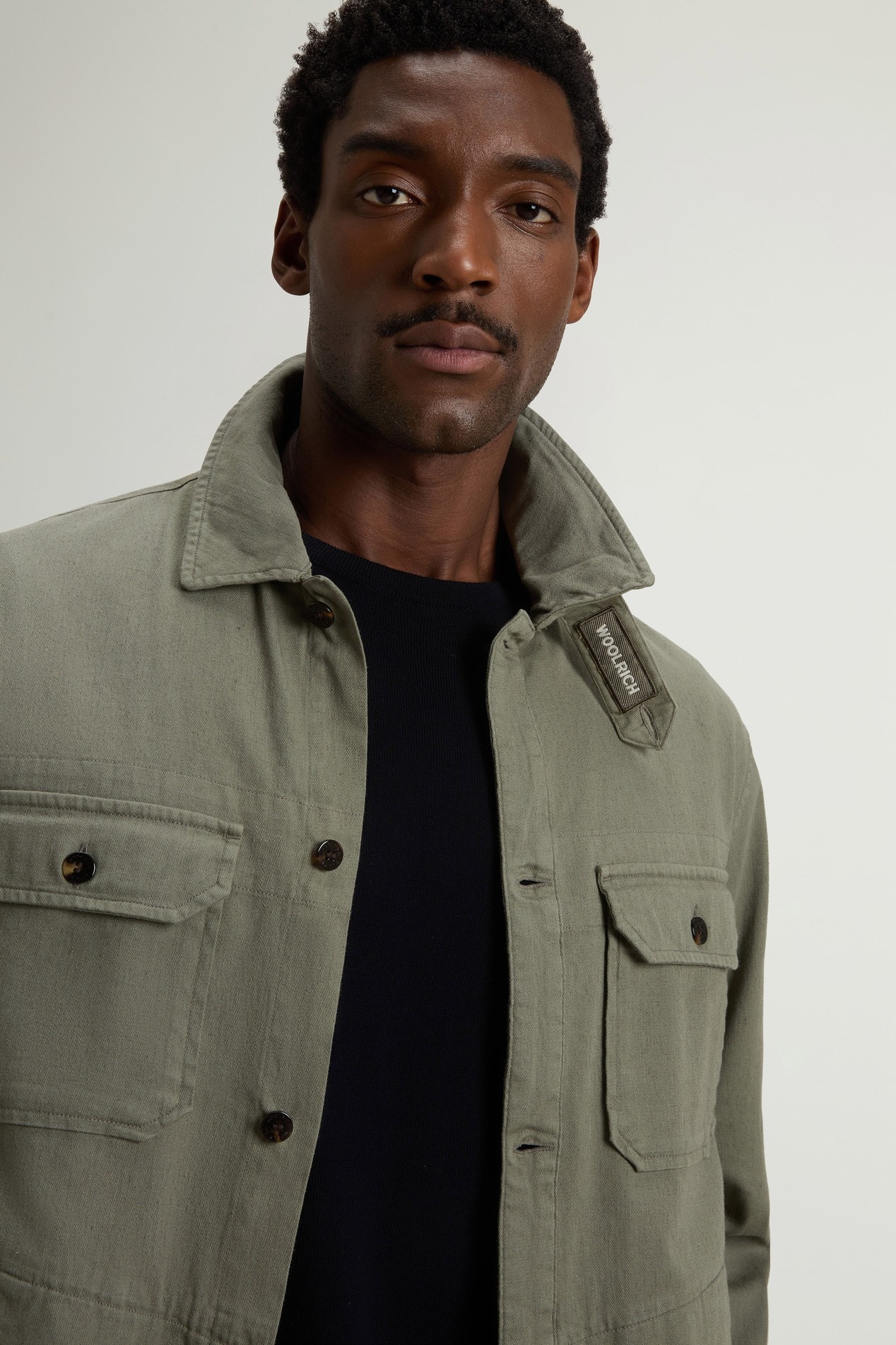 Garment-Dyed Safari Overshirt in Cotton and Linen Blend Green photo 4 | Woolrich