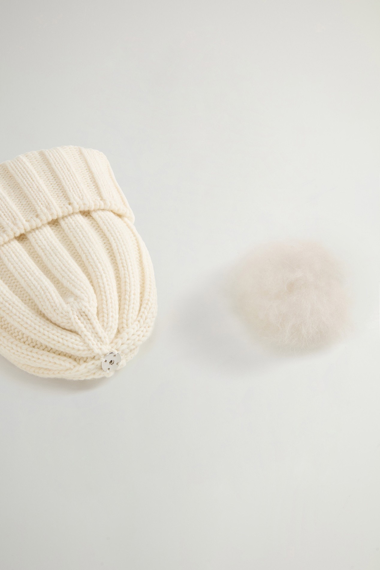 Girls’ Beanie in Pure Virgin Wool with Removable Pompon White photo 8 | Woolrich