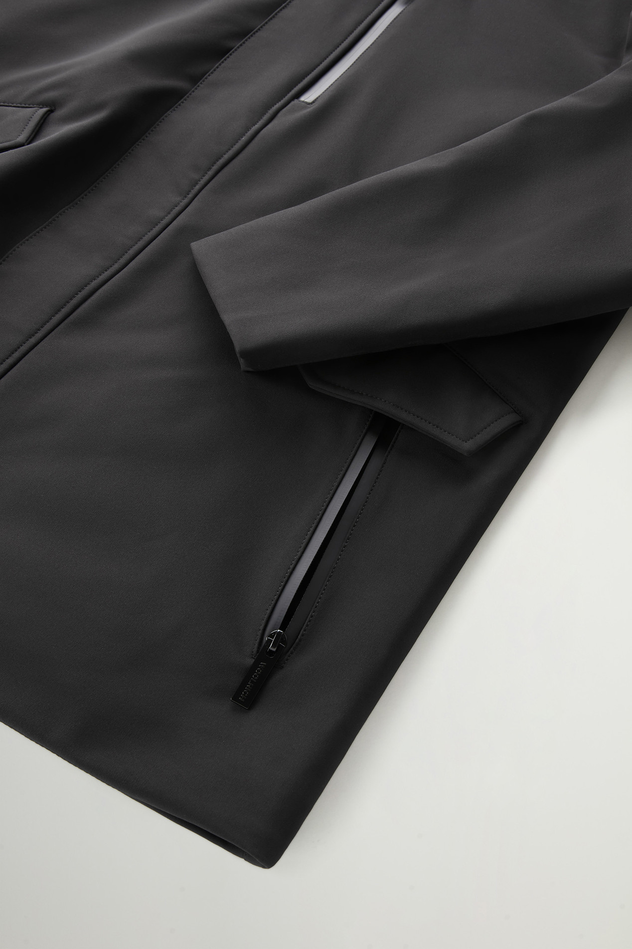 Barrow Mac Coat in Tech Softshell Black photo 5 | Woolrich