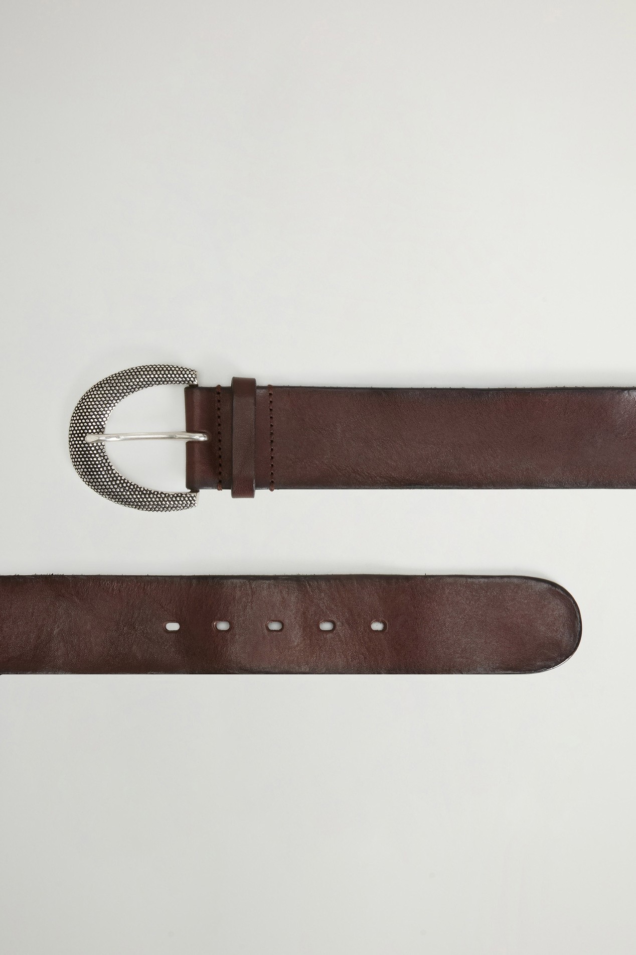 Belt in Distressed-Effect Leather Brown photo 2 | Woolrich