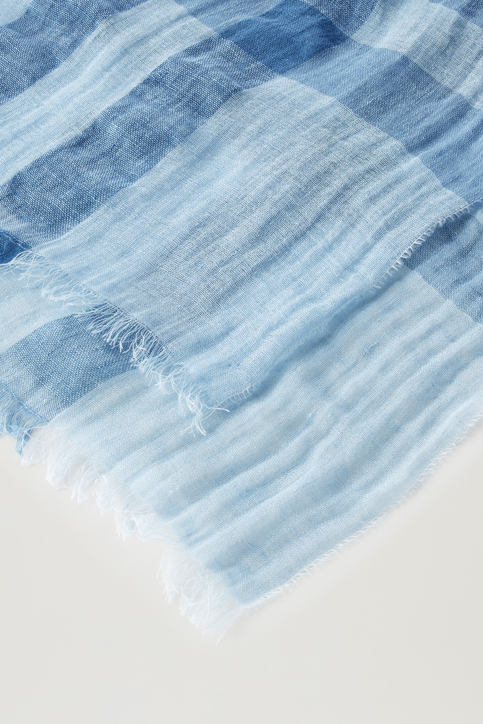 Light Check Scarf in a Linen Blend Blue photo 3 | Woolrich