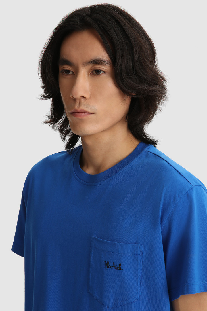 Camiseta con bolsillo y logotipo en relieve