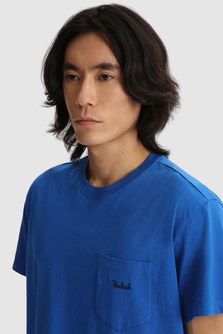 Camiseta con bolsillo y logotipo en relieve