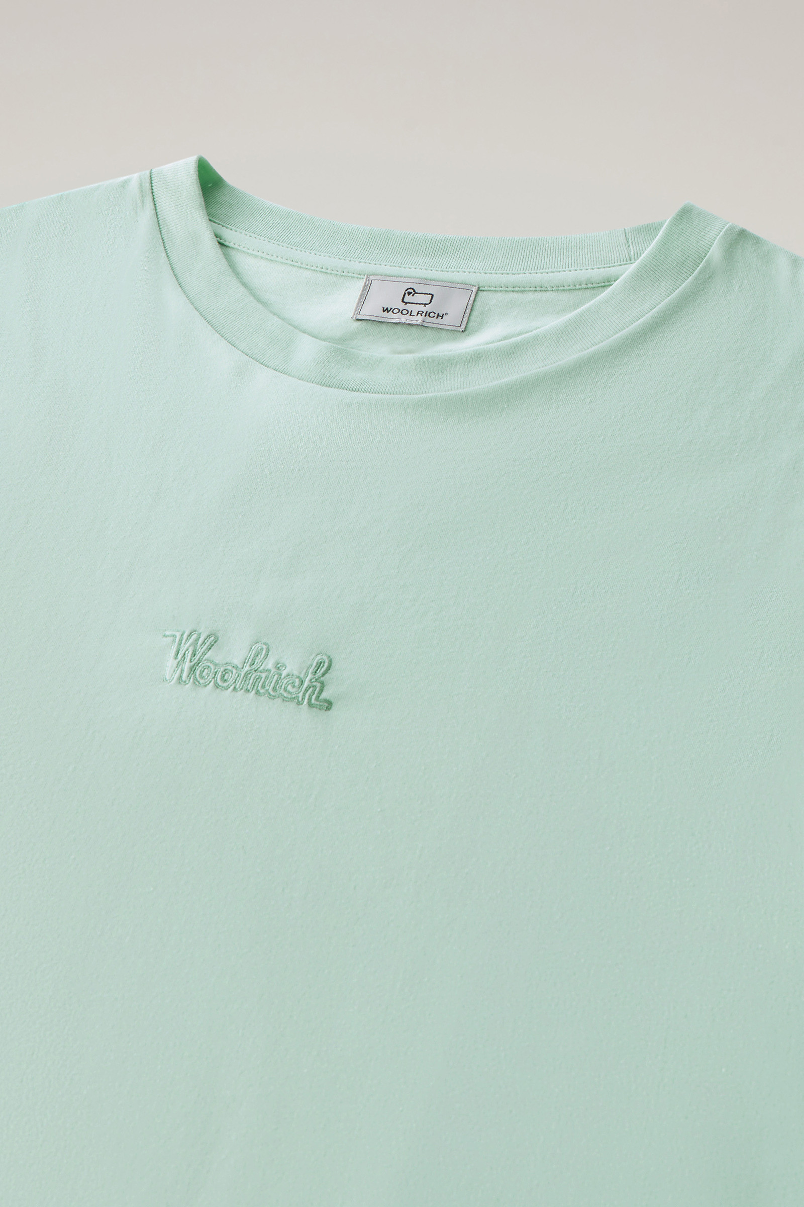 T-shirt aus reiner Baumwolle mit aufgesticktem Logo grün photo 6 | Woolrich