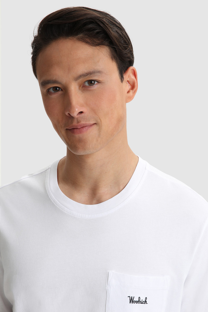 T-Shirt mit geprägtem Taschenlogo
