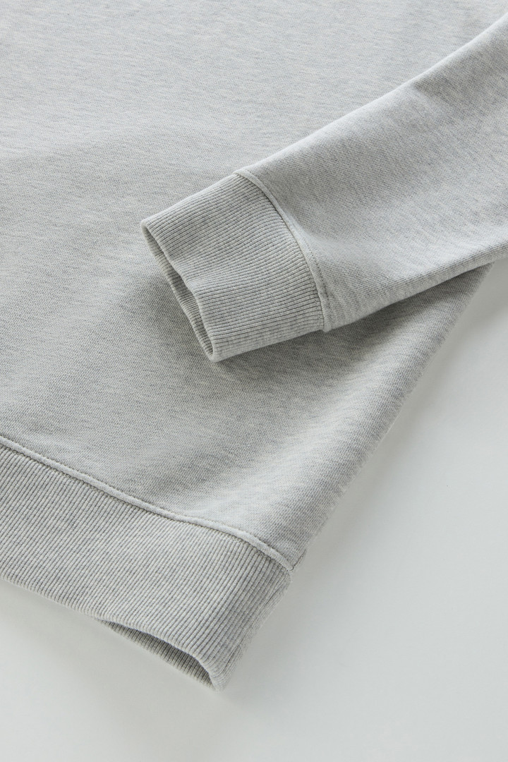 Sweat-shirt à col rond en pur coton avec imprimé en relief Gris photo 7 | Woolrich