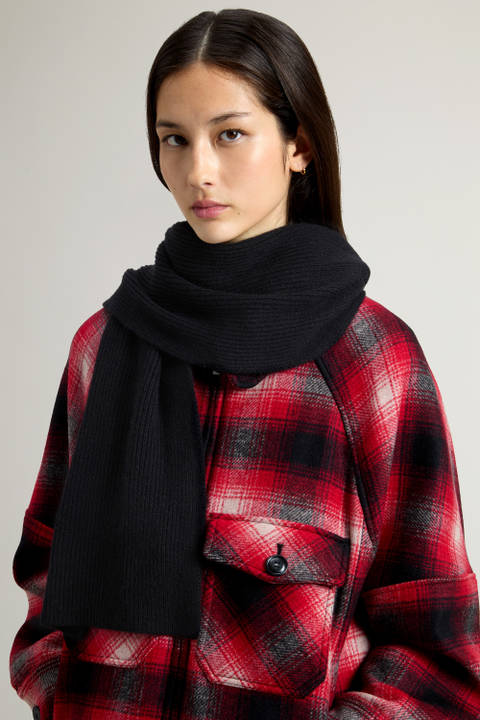Ribbed Scarf in Pure Cashmere Black photo 2 | Woolrich
