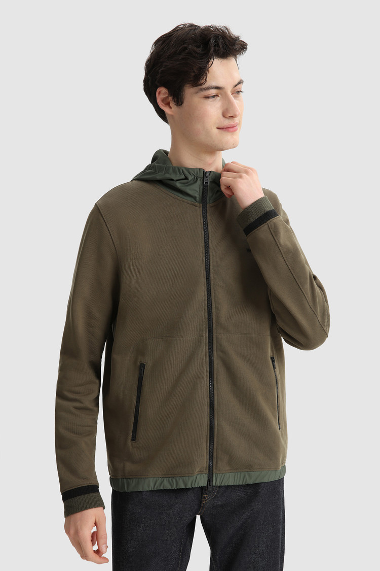 Sweat à capuche à patch en nylon et poches zippées