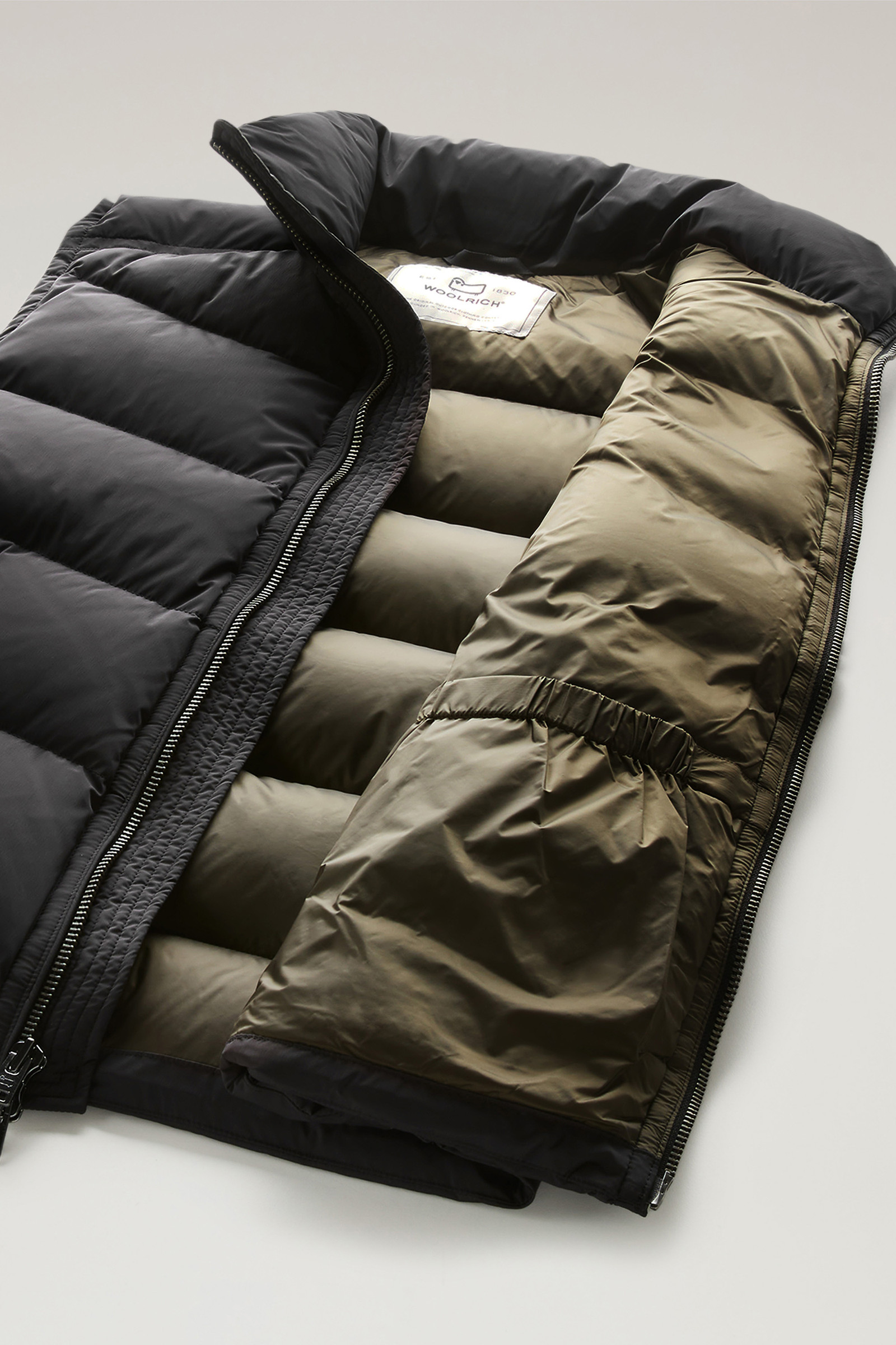 Chaleco Premium acolchado de nailon elástico negro photo 9 | Woolrich