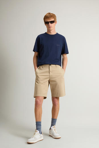 Pantalón corto chino de sarga de algodón elástico teñido en prenda Beige | Woolrich