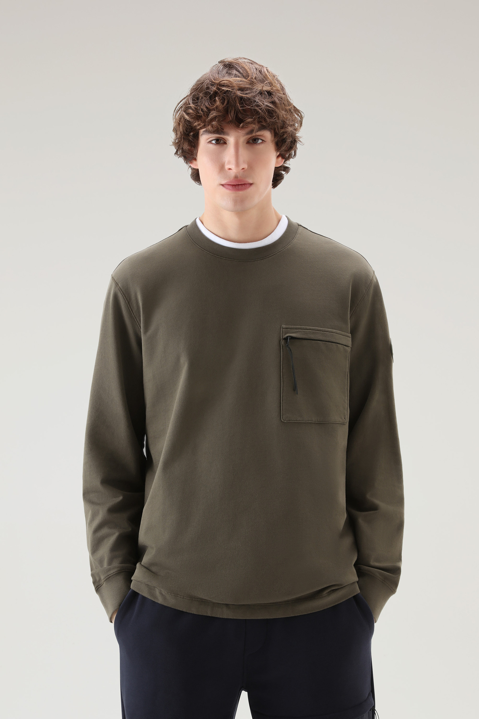 Sweat-shirt à col rond en pur coton muni d’une poche zippée vert | Woolrich
