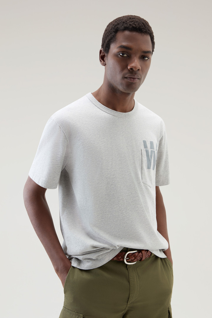 T-Shirt aus reiner Baumwolle mit kleiner Tasche Grau photo 4 | Woolrich