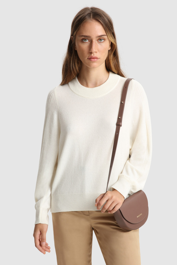 Small leather Shoulder Bag with magnetic closure