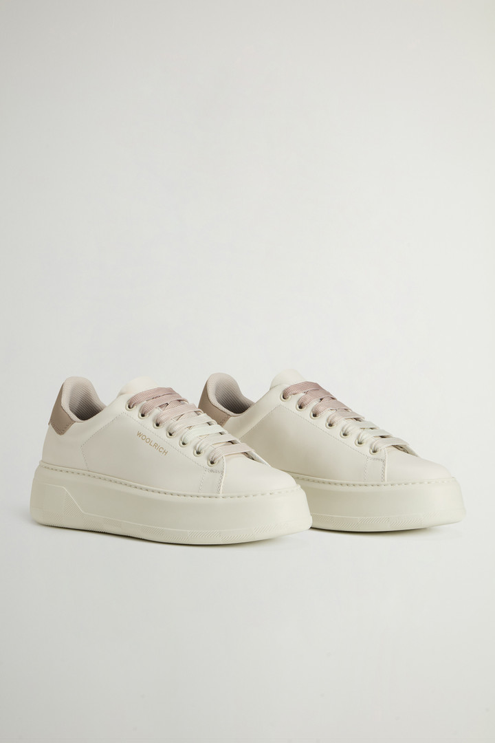 Chunky Court Sneaker aus Leder mit kontrastfarbenem Einsatz Weiß photo 2 | Woolrich