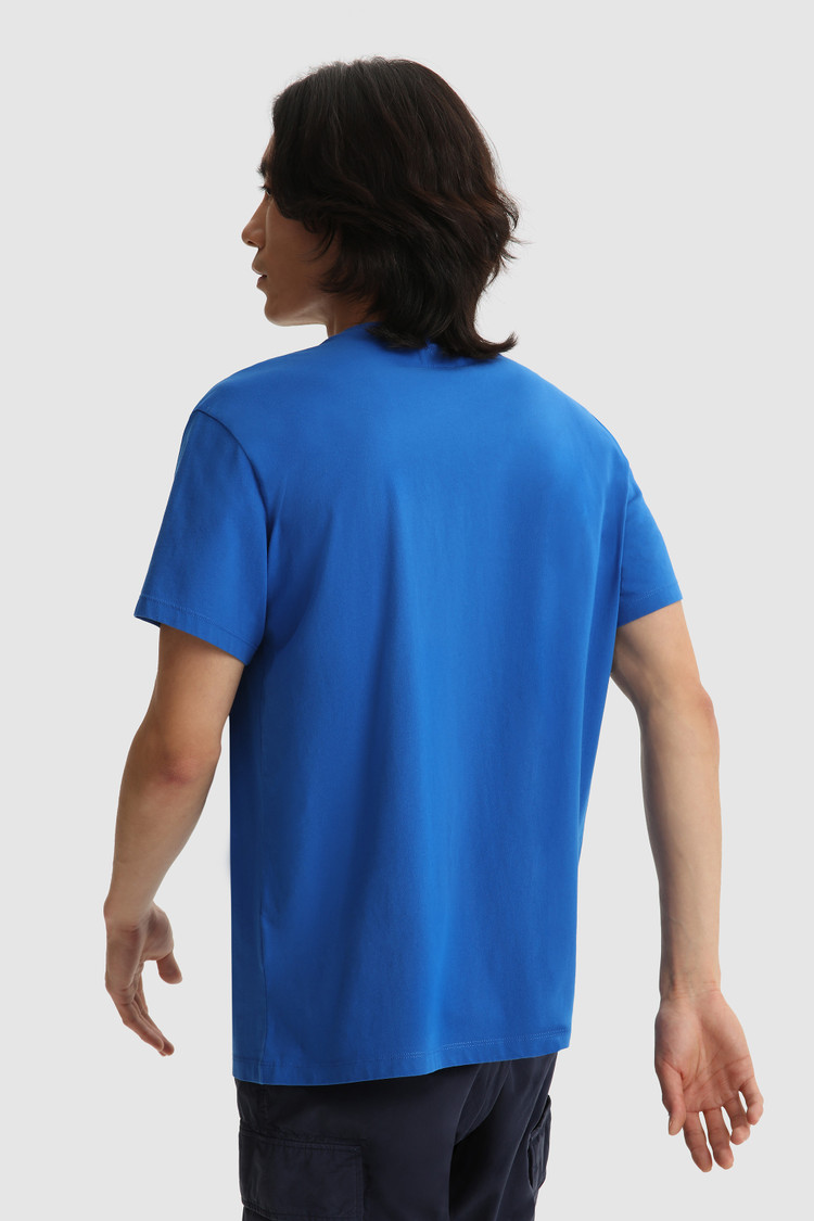 Camiseta con bolsillo y logotipo en relieve