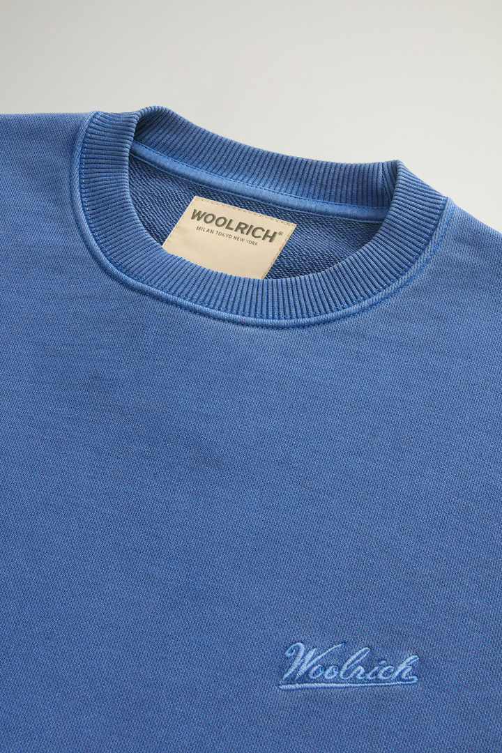 Stückgefärbtes Sweatshirt mit Rundhalsausschnitt aus reiner Baumwolle mit aufgesticktem Logo Blau photo 6 | Woolrich