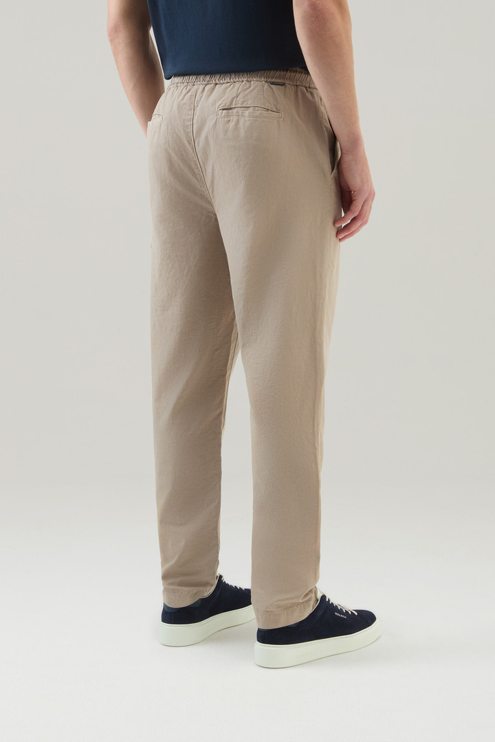 Pantalones cargo de mezcla de algodón y lino teñidos en prenda Beige photo 3 | Woolrich