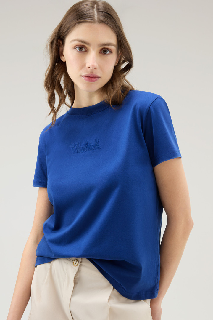 T-Shirt aus reiner Baumwolle mit aufgesticktem Logo Blau photo 4 | Woolrich