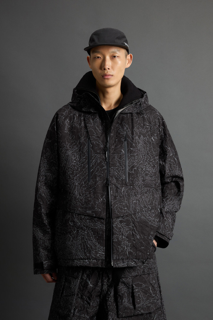 Jacke aus recyceltem dreilagigem Stoff mit topografischem Motiv by Todd Snyder Schwarz photo 1 | Woolrich