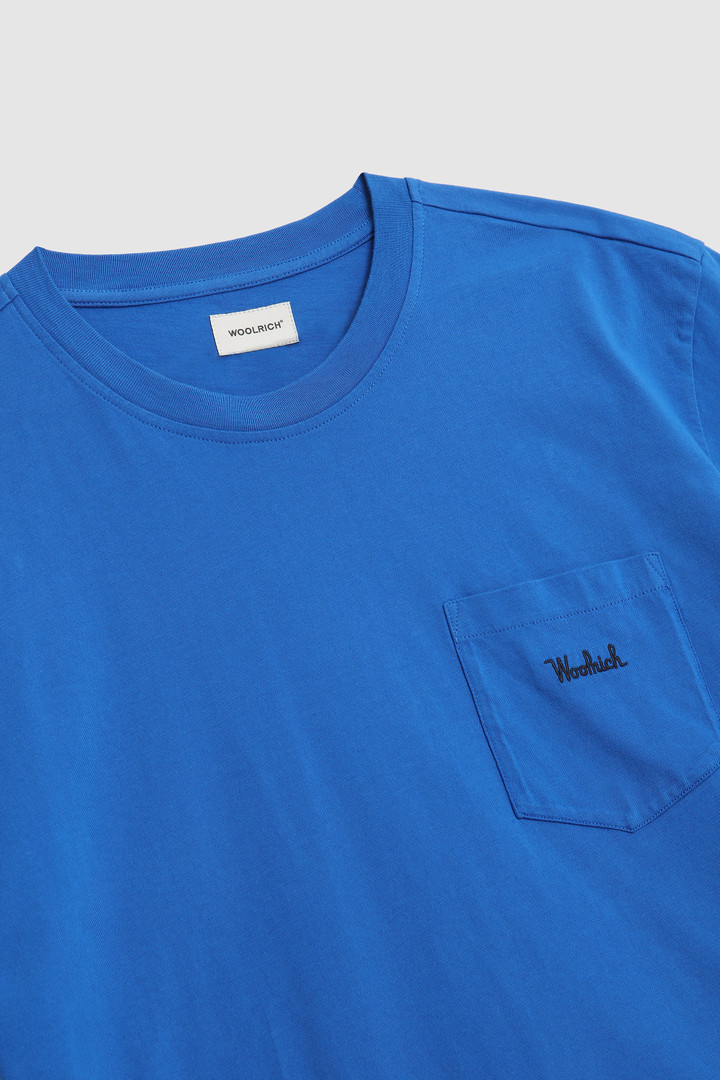 Camiseta con bolsillo y logotipo en relieve