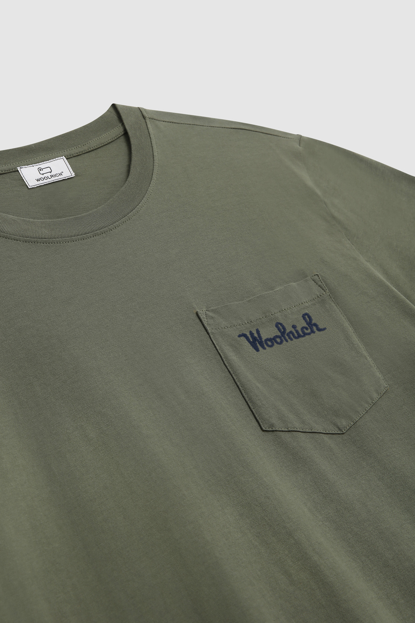 T-Shirt mit geprägtem Taschenlogo Grün photo 2 | Woolrich