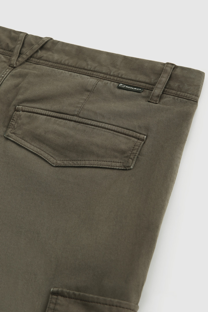 Pantaloni cargo in cotone tinto in capo elasticizzato