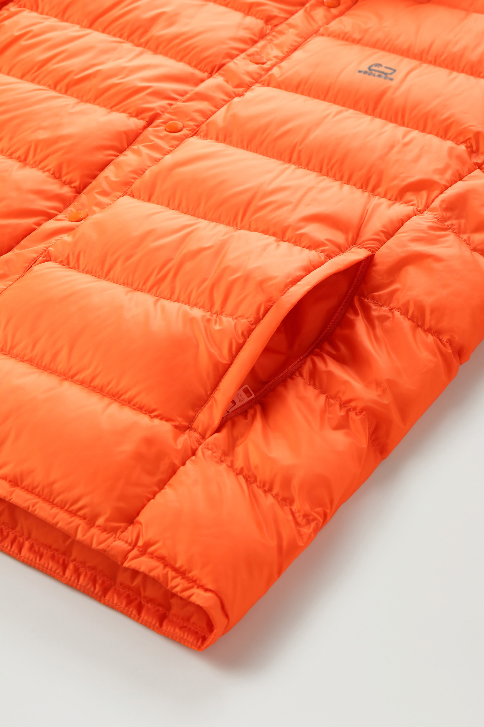 Gerecycled nylon donsjack met afritsbare mouwen rood photo 9 | Woolrich