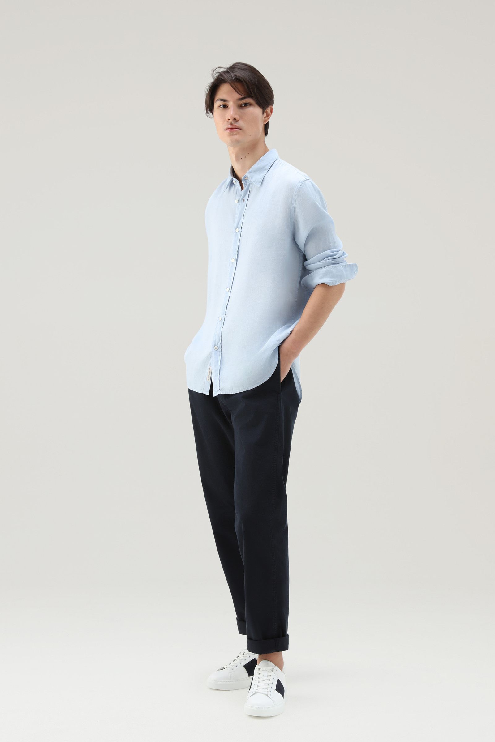Chemise en pur lin teinte en pièce bleu photo 2 | Woolrich
