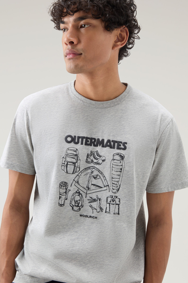 T-Shirt aus reiner Baumwolle mit Outermates-Print Grau photo 4 | Woolrich