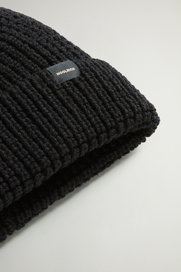 Beanie in Pure Merino Virgin Wool with Honeycomb Stitch Black photo 3 | Woolrich