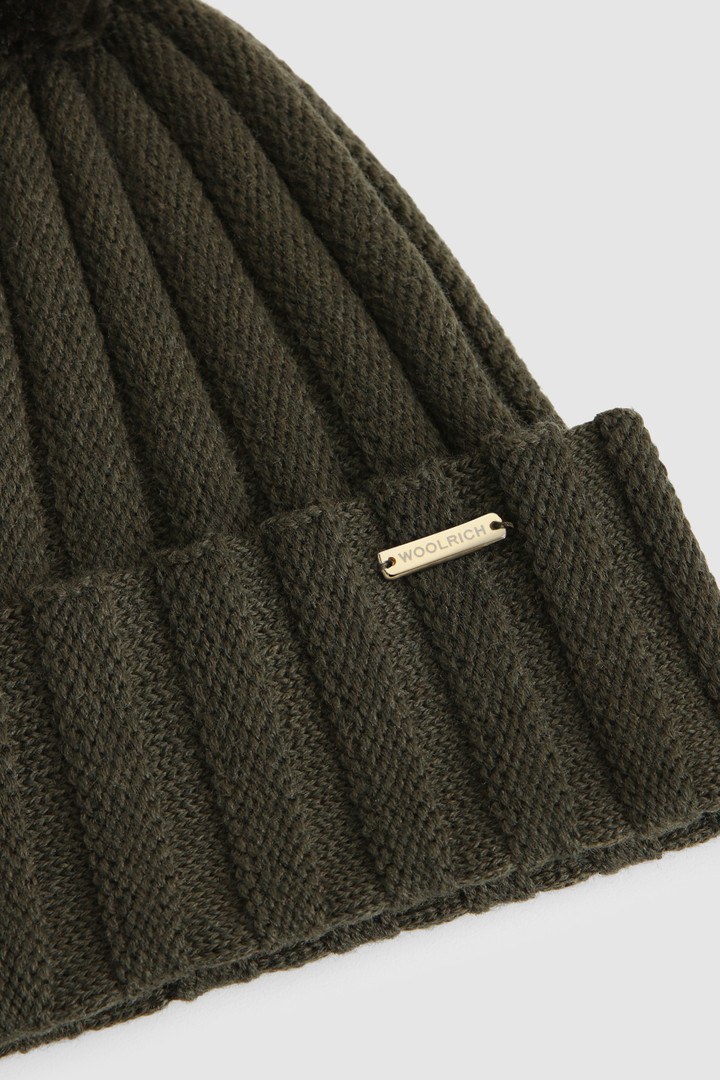Beanie aus Schurwolle mit Bommel