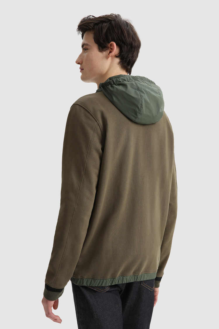 Sweat à capuche à patch en nylon et poches zippées