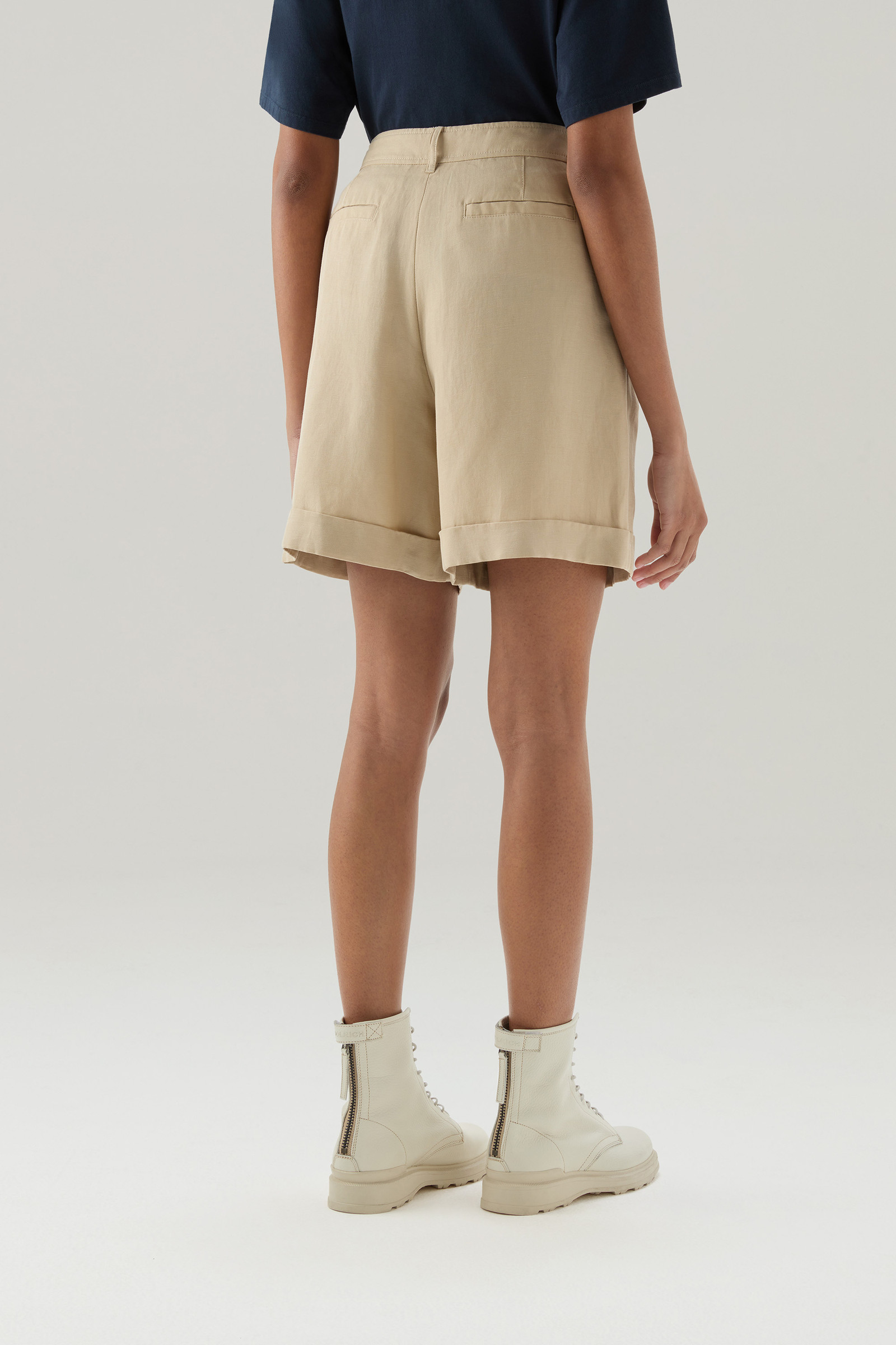 Shorts in Viscose Linen Blend with Pockets Beige photo 3 | Woolrich