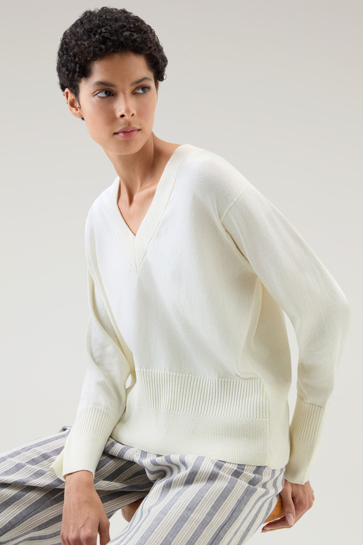 Sweater mit V-Ausschnitt aus Baumwolle und Kaschmir Weiß photo 4 | Woolrich