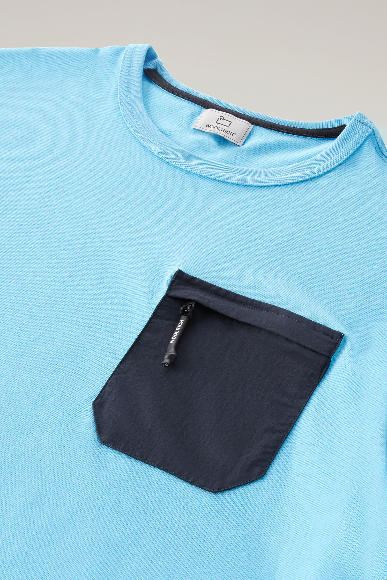 T-shirt aus reiner Bio-Baumwolle mit Reißverschlusstasche aus Taslan-Nylon blau photo 6 | Woolrich