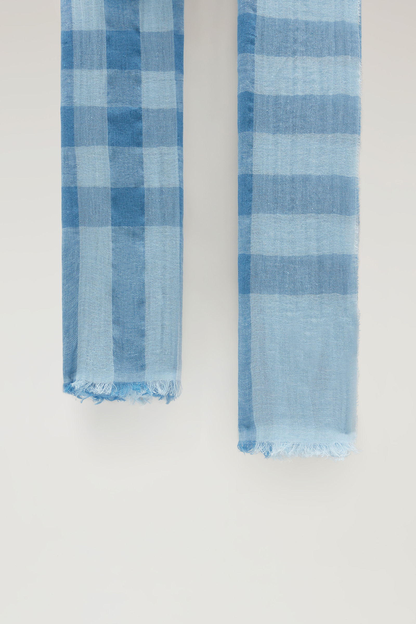 Light Check Scarf in a Linen Blend Blue photo 2 | Woolrich