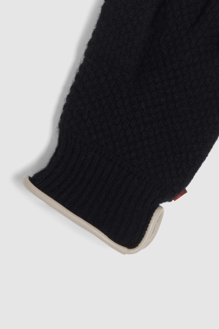 Knitted gloves