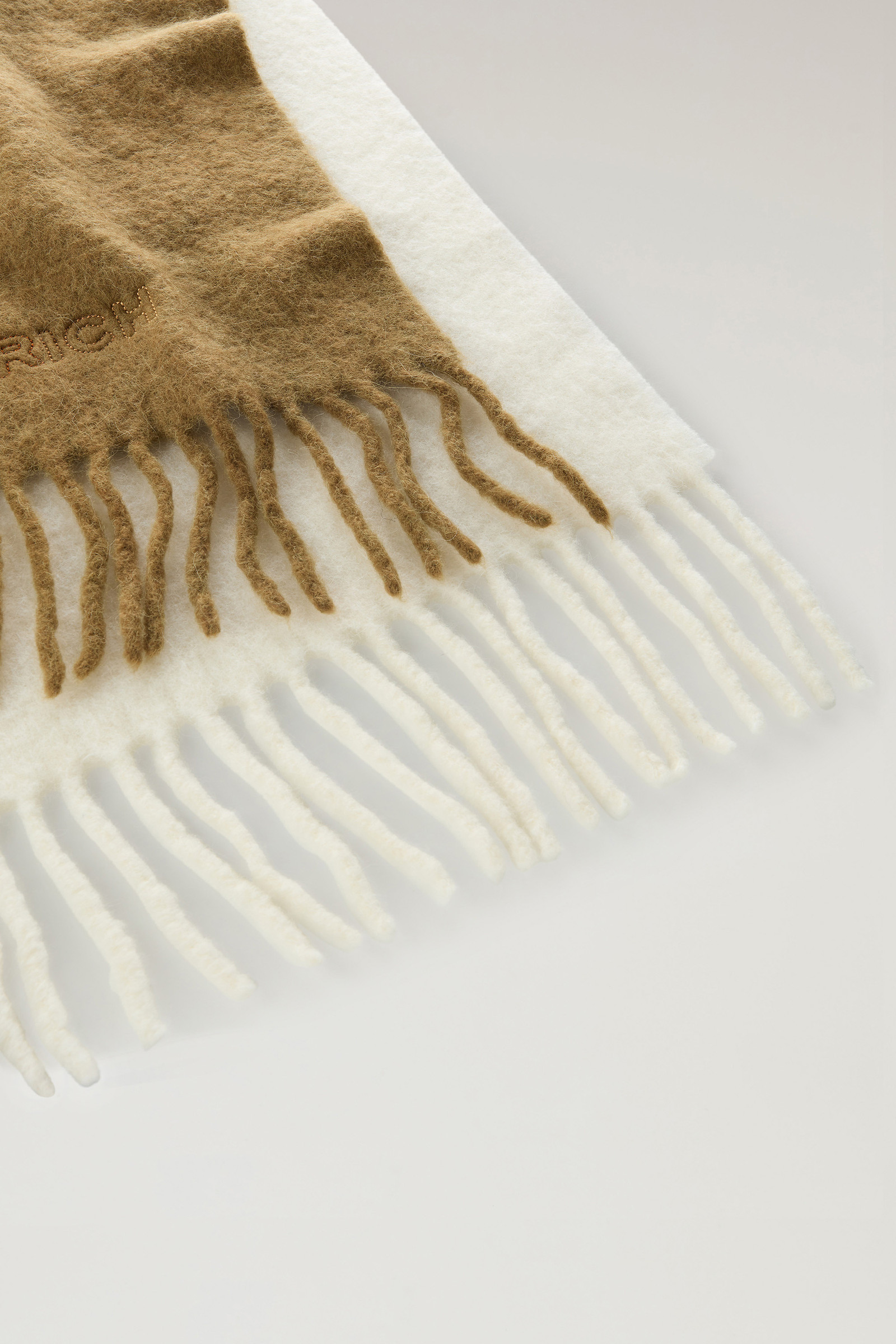 Stückgefärbter Schal aus einer Alpaka-Mischung mit Dégradé-Effekt braun photo 3 | Woolrich
