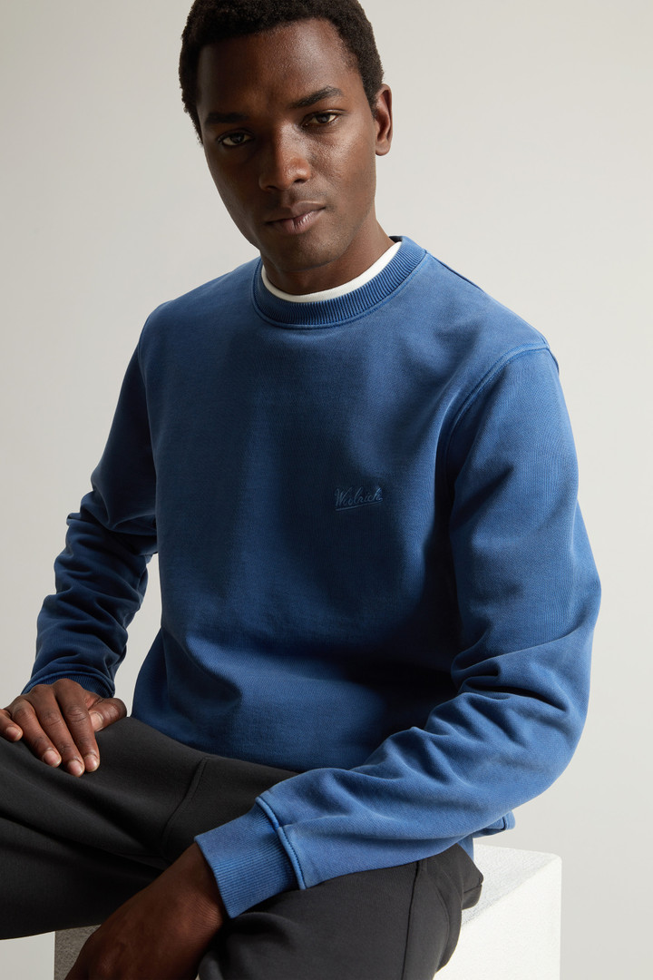 Stückgefärbtes Sweatshirt mit Rundhalsausschnitt aus reiner Baumwolle mit aufgesticktem Logo Blau photo 4 | Woolrich