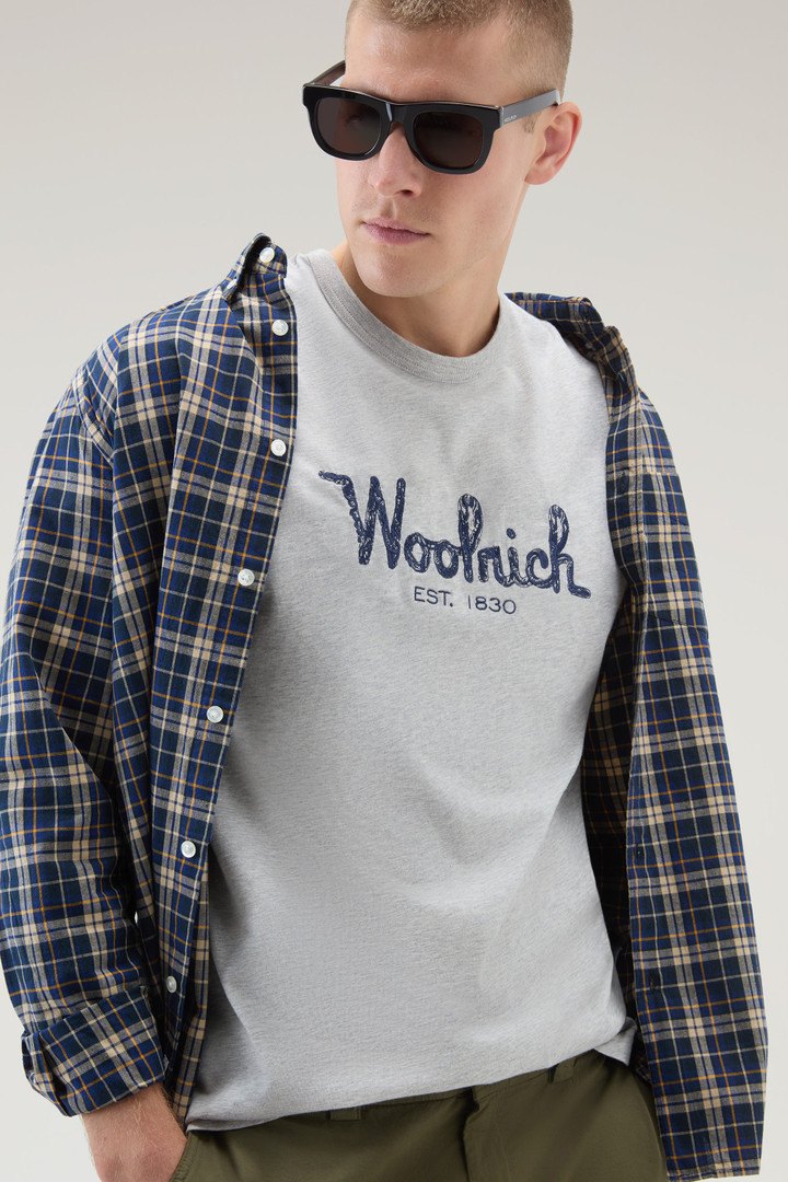 T-Shirt aus reiner Baumwolle mit Stickerei Grau photo 4 | Woolrich