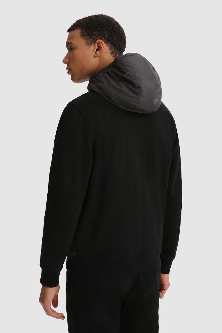 Kapuzenpulli aus Hybrid-Gewebe
