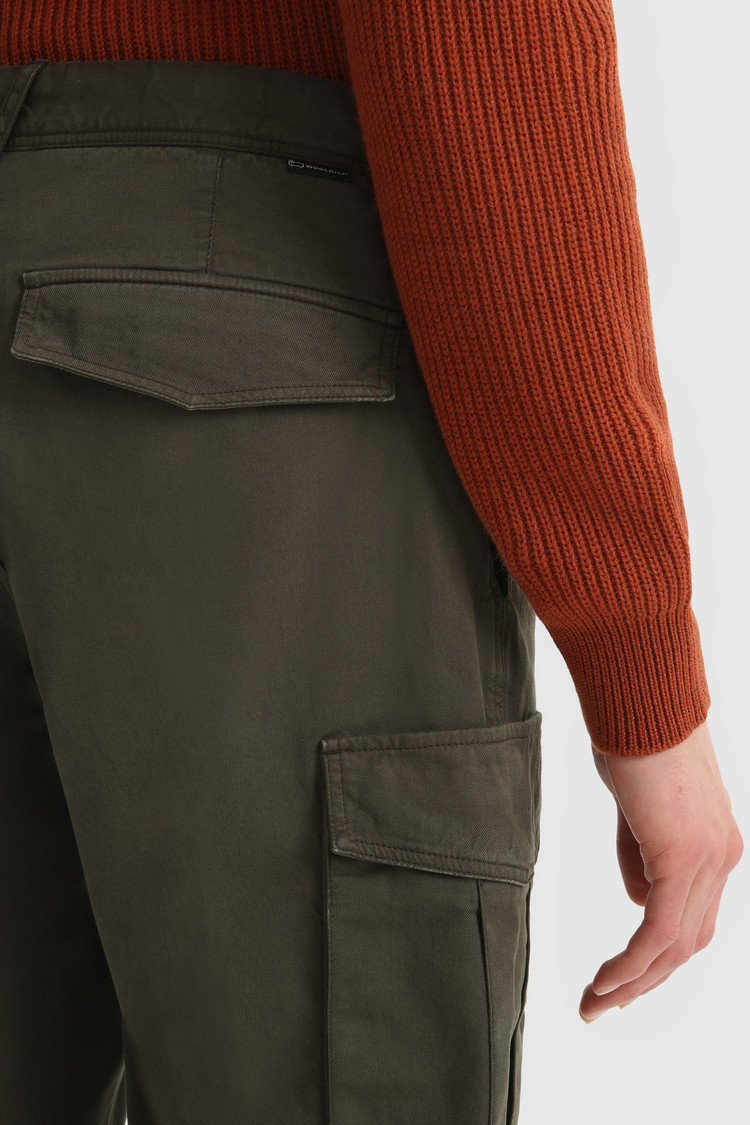 Pantaloni cargo in cotone tinto in capo elasticizzato