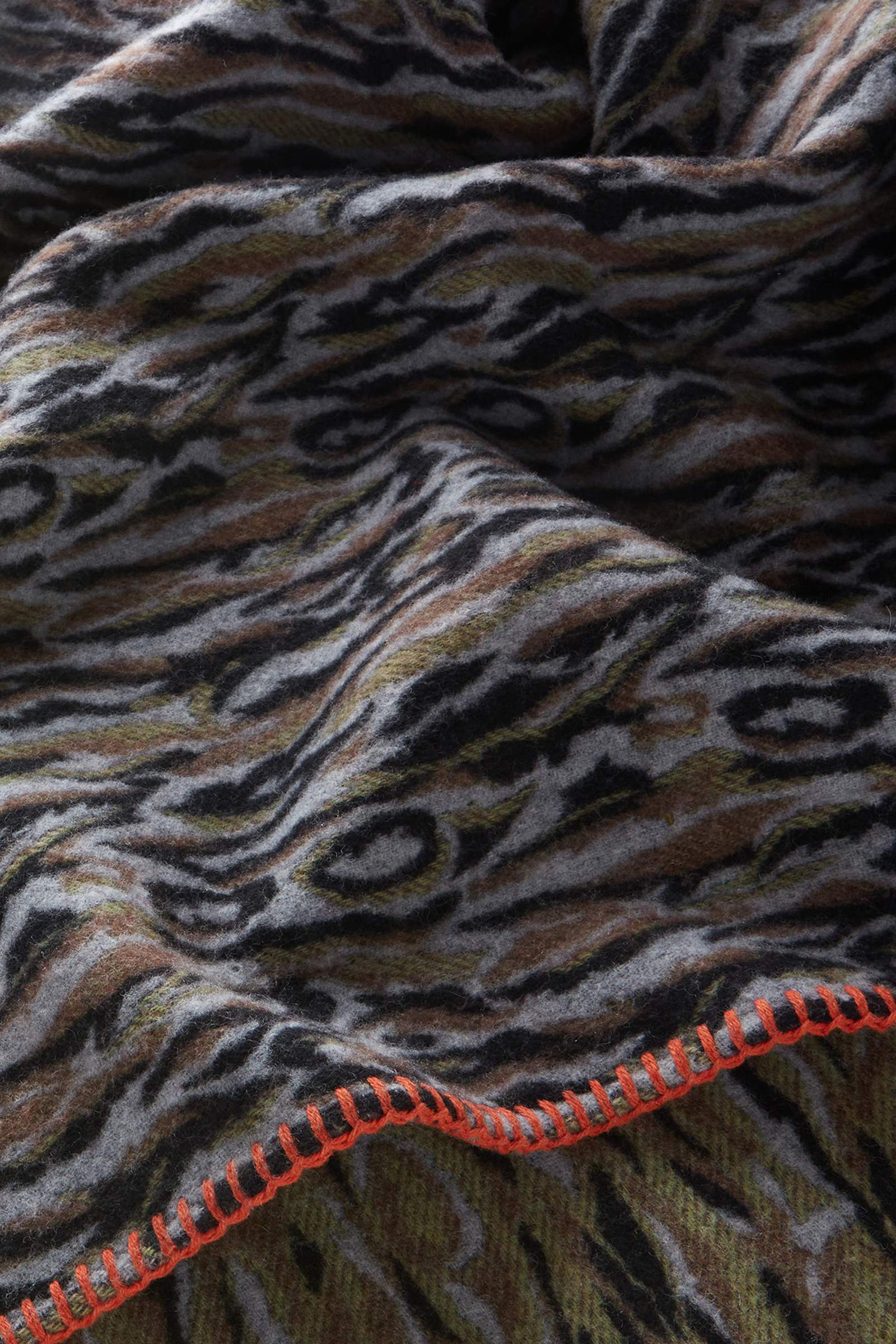 Wool Blend Blanket in Shadowbark Jacquard Pattern - Serving the People / Woolrich Green photo 5 | Woolrich